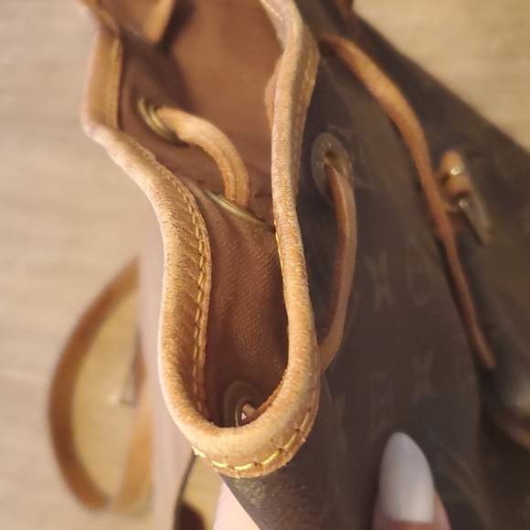 LOUIS VUITTONMonogram Montsouris PM. 23 - Picture 10 of 16